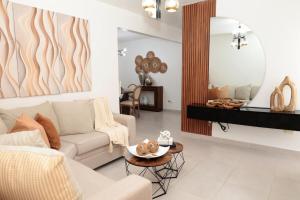 サンティアゴ・デ・ロス・カバリェロスにあるRustic Charm, Apartment in the heart of Santiagoのソファとテーブルのあるリビングルーム