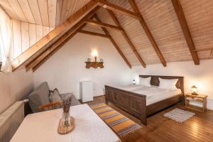 een slaapkamer met een bed en een tafel in een kamer bij Veseud11 in Veseud-Agnita