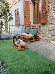 a wooden bench sitting on the side of a house at Appartamento La Ciliegia in Sovere