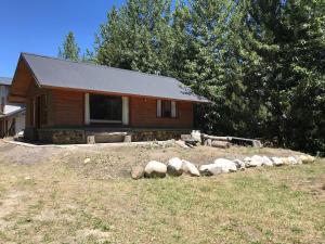 un branco di pecore in piedi di fronte a una casa di Solo42 a Villa Lago Meliquina