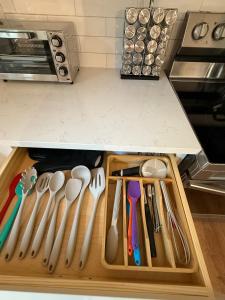 Nhà bếp/bếp nhỏ tại 5 BR 3 BA Pool HotTub Fire pit 10 min downtown CLT