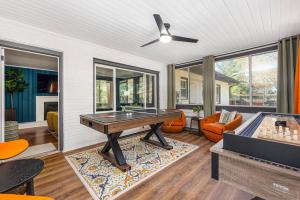 Khu vực ghế ngồi tại 5 BR 3 BA Pool HotTub Fire pit 10 min downtown CLT +62 ảnh