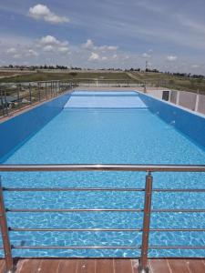 een groot blauw zwembad bovenop een gebouw bij Haven Place 254 in Nairobi +5 foto's