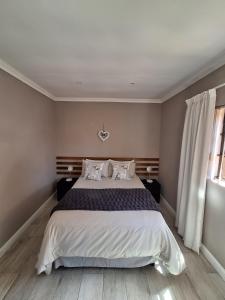 En eller flere senge i et værelse på Greenshields Park Guesthouse