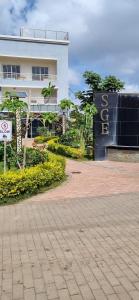 een wit gebouw met een bord ervoor bij Haven Place 254 in Nairobi