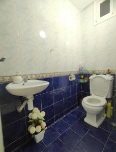 un baño con inodoro y lavabo en luxurious and quiet apartment, en Rabat