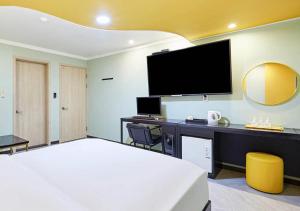 Телевизор и/или развлекательный центр в Waikei Hotel +14 фотографий