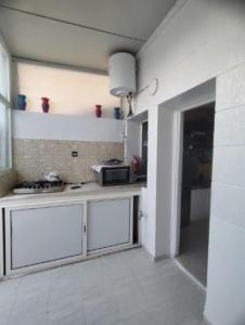 una cocina con estufa y microondas en luxurious and quiet apartment, en Rabat
