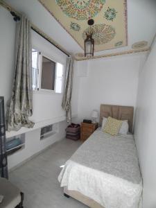Un dormitorio con una cama y un techo. en luxurious and quiet apartment, en Rabat
