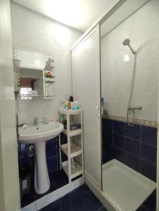 un baño con lavabo y ducha en luxurious and quiet apartment, en Rabat