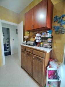 Una cocina con gabinetes de madera y encimera. en luxurious and quiet apartment, en Rabat 4 fotos más