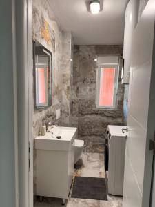 Et badeværelse på Kron apartment + 4 billeder