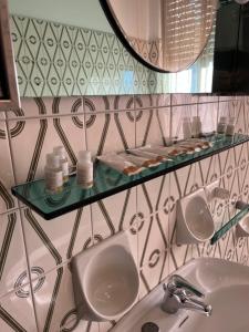 een badkamer met twee wastafels en een spiegel bij Rustic Apartment in Bergamo