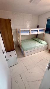 een kamer met 2 stapelbedden en een deur bij Freedom Rooftop - Temos Wallbox 7kW para EV in Garanhuns