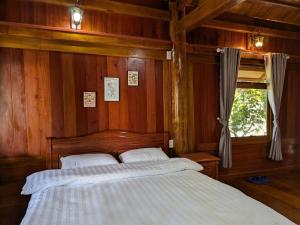 En eller flere senge i et værelse på Homely House Bảo Lộc