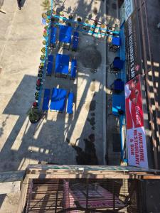 an overhead view of a street with blue tables and chairs at Awesome Cottage in Kāskī