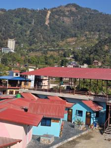 a group of buildings with red roofs and a mountain at Awesome Cottage in Kāskī