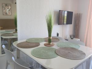 TV a/nebo společenská místnost v ubytování Apartment 4-6 personnes avec Piscine Demeure De la Massane