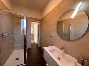 een badkamer met een wastafel, een douche en een spiegel bij Top Stay Retrò in Costa Volpino +26 foto's