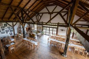 een kamer met tafels en stoelen aan het plafond bij Veseud11 in Veseud-Agnita