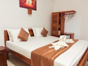 Rúm í herbergi á Nico Beach Hotel