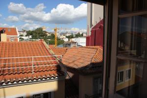 リスボンにあるApartment Gloriaの窓から建物の屋根を望めます。
