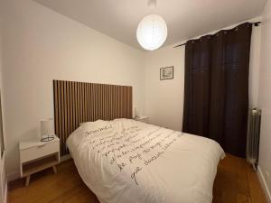 Charming cozy house in Fontenay sous-bois في فونتناي سو بوا: غرفة نوم بسرير مكتوب عليها