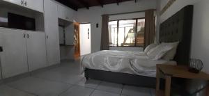 Кровать или кровати в номере HAPPY PLACE @ 3