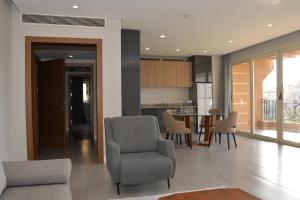 Una cocina y una sala de estar con mesa y sillas. en Maison 7, en El Obour