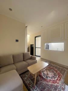 een woonkamer met een bank en een salontafel bij Omah Sulaem Homestay in Blimbing