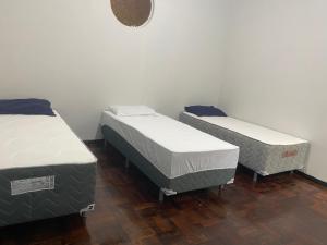 Giường trong phòng chung tại Açaizeiro Hostel