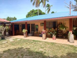 a house with plants in front of it at Casa jardín nueva gorgona in Nueva Gorgona