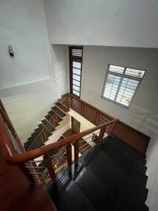 ein leeres Zimmer mit einer Treppe und einem Fenster in der Unterkunft Tan Home Deluxe in Kon Rung (1)