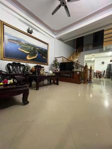ein Wohnzimmer mit einem großen Gemälde an der Wand in der Unterkunft Tan Home Deluxe in Kon Rung (1)