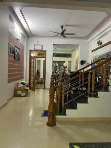 ein Wohnzimmer mit einer Treppe und einem Deckenventilator in der Unterkunft Tan Home Deluxe in Kon Rung (1)