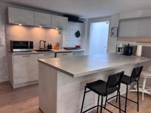 Køkken eller tekøkken på Familienfreundliche Ferienwohnung an der Antoniuslinde im Kurort