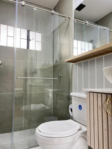 ein Badezimmer mit Toilette und Glasdusche in der Unterkunft Apto estudio moderno cerca a centros comerciales in Yopal