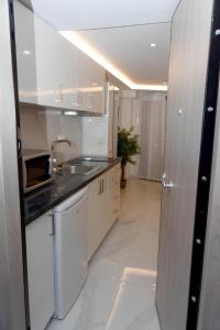 Кухня или мини-кухня в IFI Apartments
 +2 фотографии