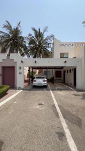 ein Auto, das auf einem Parkplatz vor einem Haus parkt in der Unterkunft شاليه درة العروس بردايس durrat al-arous paradise in Durrat Al-Arus + 5 Fotos
