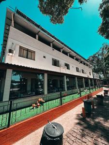 a large building with a lot of windows at Parada Guanabara in Belo Oriente