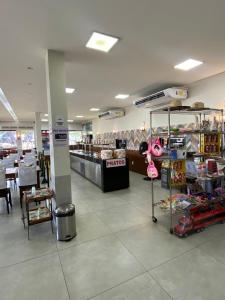 a grocery store with a counter and a restaurant at Parada Guanabara in Belo Oriente +7 photos