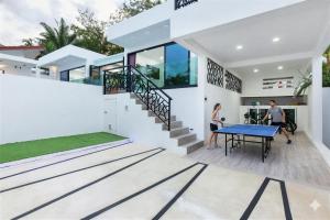 Patio nebo venkovní prostory v ubytování Modern Zen Oasis Villa Style - Pool, Rooftop Views & Playground - All-Inclusive - 4BR-3BA