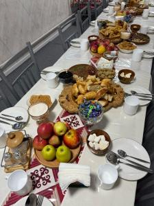 Alban في Saty: طاولة طويلة عليها أنواع مختلفة من الطعام