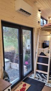 ein Zimmer mit Etagenbett in einem Tiny House in der Unterkunft Fichtel-Tiny - Mit Hot Tub oder Sauna gegen Aufpreis in Hohenberg an der Eger