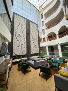 阿雷基帕Hotel Fundador by Robles的带有沙发和桌子的大楼大厅