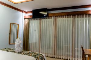 TV a/nebo společenská místnost v ubytování Blue Harbor Beachfront Villas & Resto