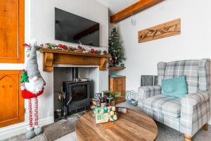 Et opholdsområde på Haworth Stone Cottage with Log Burner and Valley Views