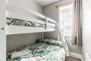 En eller flere senge i et værelse på Haworth Stone Cottage with Log Burner and Valley Views