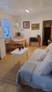 eine Küche und ein Wohnzimmer mit einem Bett und einem Tisch in der Unterkunft Lejlighed ved havet in Lønstrup