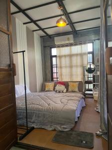 En eller flere senge i et værelse på Wongtawan House with comfortable relaxing time